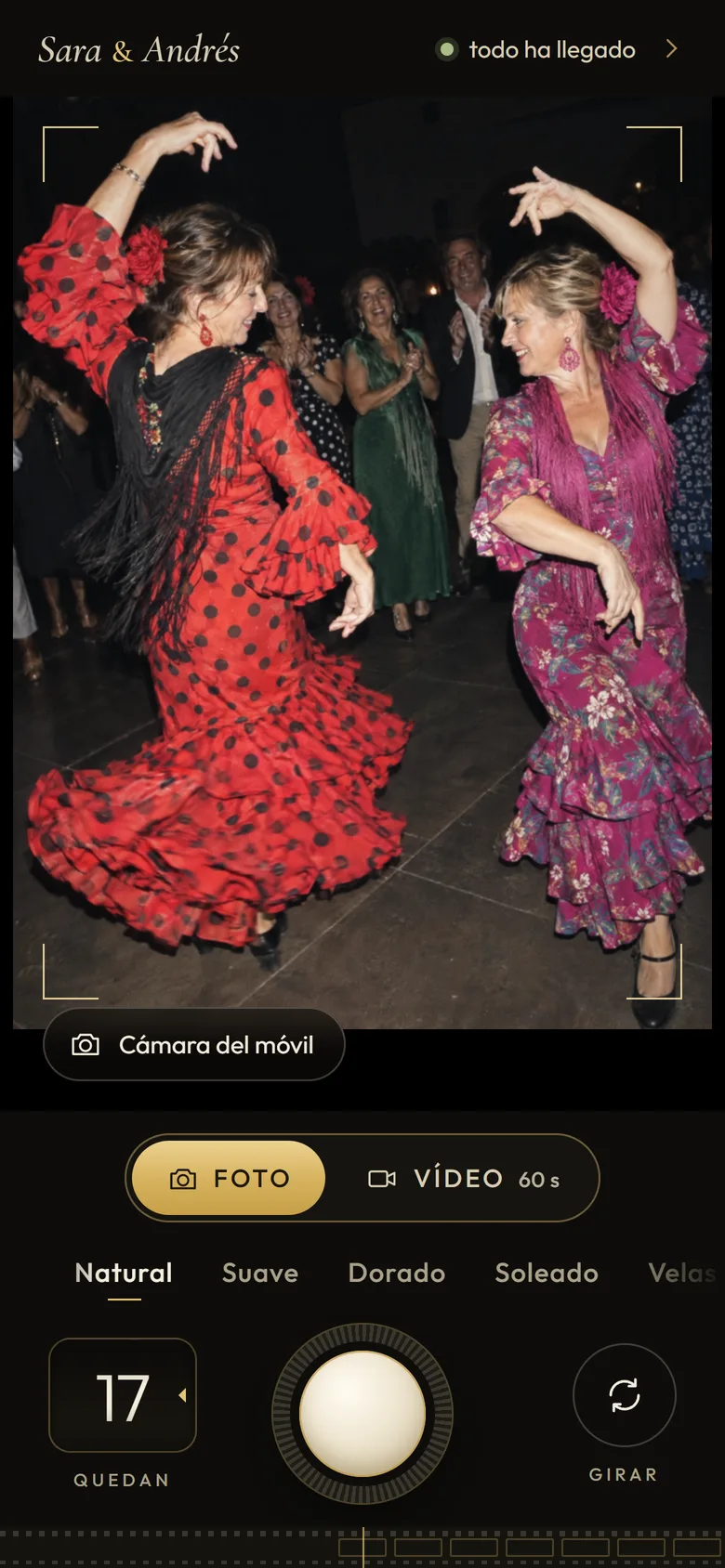 La cámara de la app con la fiesta en el visor y la fila de filtros